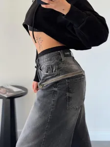 Vue détaillée du jean baggy vintage dégradé pour femme avec fermeture éclair diagonale.