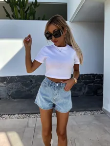Short in denim azzurro chiaro da donna con strass per lo stile streetwear estivo.