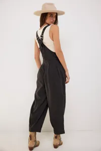 Salopette en denim sans manches ample et décontractée pour femme avec poches latérales pratiques.