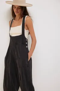 Salopette en denim noir sans manches ample et décontractée avec poches et chapeau chic.