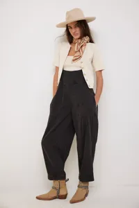 Vue détaillée de salopettes décontractées pour femmes avec gilet élégant et accessoires.