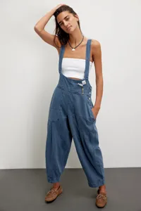 Salopette en jean ample et décontractée pour femmes avec poches latérales et design sans manches.