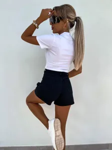 Set t-shirt bianca a maniche corte e pantaloncini di jeans neri per moda streetwear estiva.