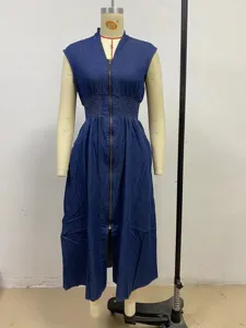 Vue détaillée de la élégante robe en jean sans manches avec fermeture éclair et taille cintrée.