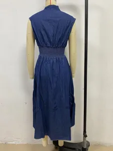 Vue de dos d'une robe en jean sans manches avec taille élastique smockée et col officier.