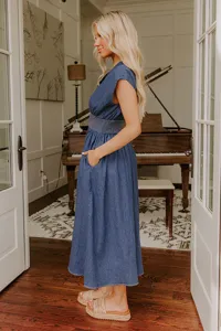 Robe midi en denim vintage français chic pour femme, style d'été décontracté avec taille cintrée.