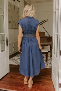 Détail de la robe en jean style vintage français avec taille élastique et élégante jupe midi.