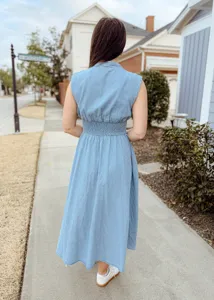 Robe en jean sans manches pour femme, style rétro chic taille cintrée tenue d'été.