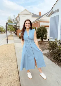Robe midi en denim sans manches à fermeture éclair frontale et taille smockée.