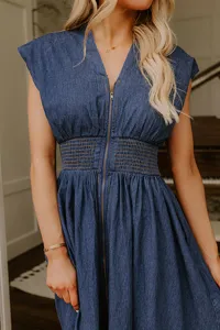 Robe en jean bleue vintage pour femme, col V élégant, zip frontal, taille smockée confortable.