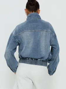 Vintage blauwe denim jas voor dames met hoge kraag en elastische zoom, lange mouwen.