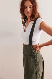 Vue détaillée d'une salopette en jean vert olive décontractée pour femme avec t-shirt.