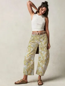 Women casual loose mid-rise straight jeans with floral print, spring fashion denim pants.