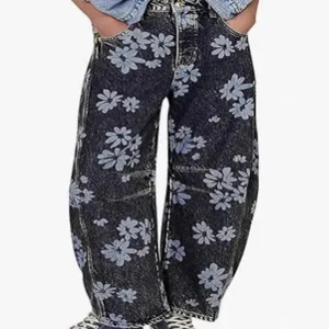 Casual loose mid-waist straight women jeans with allover daisy floral print and acid wash.