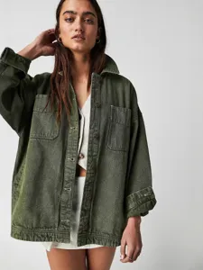Casual loose utility pocket women denim jacket, perfect for daily streetwear and style.