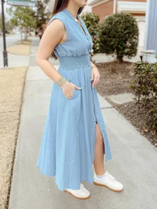 Robe midi en jean sans manches pour femme, fermeture éclair avant et style rétro décontracté.