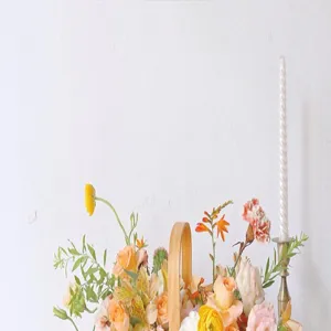 Handgefertigter Blumenkorb Detailansicht, bezaubernde Blumenanordnung fuer Heimdekoration.