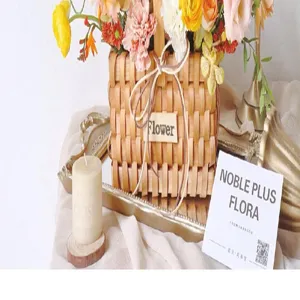 Handgefertigter Blumenkorb aus Holz, rechteckiger tragbarer Blumenarrangementskorb.