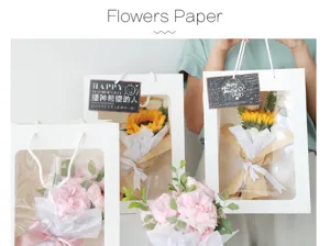 Gedetailleerd overzicht van papieren cadeauzakjes met doorzichtig venster en bloemen.