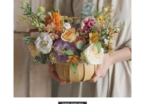 Detailansicht des handgefertigten Holzkorbs mit Spitzenborte und frischer Blumenanordnung.