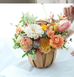 Detaillierte Nahaufnahme des Holzspan-Blumenkorbs gefüllt mit lebendigen Blumenarrangements.