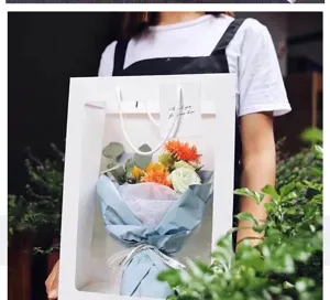 Witte bloemencadeautas met doorzichtig venster, ideaal voor boeketten en bloemenverpakkingen.
