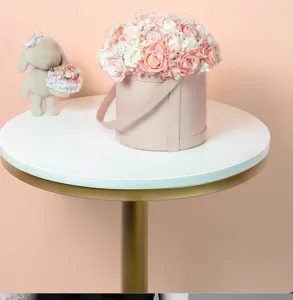 Detailansicht einer kleinen tragbaren Leder Blumenbox mit rosa Rosen für Geschenke.