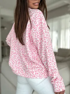 Vista dettagliata della felpa rosa con stampa leopardata, girocollo e vestibilità sul retro