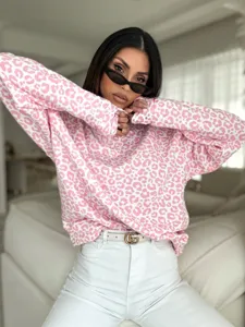 Felpa girocollo da donna con stampa leopardata rosa, stile casual ed elegante