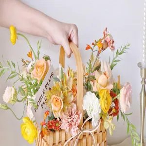 Handgefertigter Blumenkorb aus Holz für floristische Gestecke und schöne Tischdekoration.