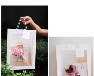 Gedetailleerd overzicht van transparante cadeautas met mini ezel en boeket, elegant.