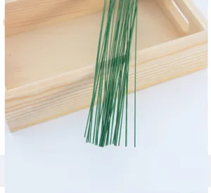 Detail van groen bloemendraad, flexibele stengel voor handgemaakte eeuwige bloemen knutselprojecten.
