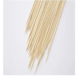 Gros plan de brochettes en bambou naturel, pointues pour le bricolage floral et le BBQ.
