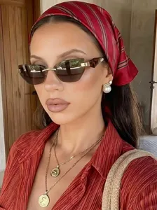 Unregelmässige Cat-Eye-Sonnenbrille Detailansicht, modischer Metallrahmen mit schickem Design.