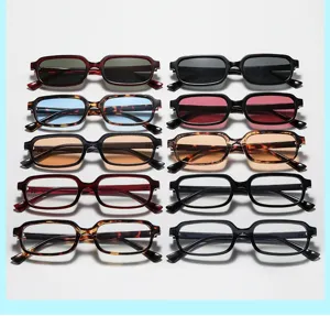 Detailaufnahme von Retro-Sonnenbrillen mit quadratischen Gestellen und bunten Gläsern.