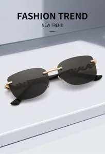 Detailansicht rimloser Sonnenbrillen mit dunklen Gläsern und eleganten Perlenbügeln.