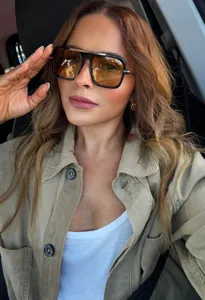 Grosse quadratische Sonnenbrille für Damen, Vintage Retro Stil, schicke Gesichtsform.