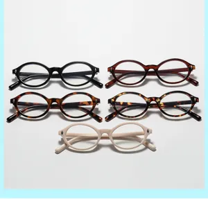 Occhiali rotondi stile nerd vintage luce blu donna montatura trasparente elegante.