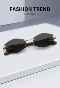 Detailansicht Retro-Sonnenbrille mit Holzoptik, stilvolles rahmenloses Design, dunkle Gläser.