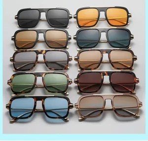 Retro quadratische Sonnenbrille Detail mit mehrfarbigen Gläsern und Gestellen für Damen Herren.