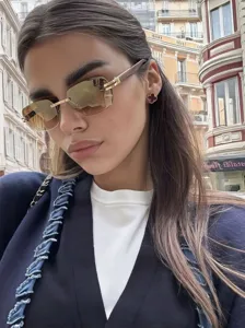 Modische quadratische rimless Sonnenbrille für Damen mit Metallbügeln und UV-Schutz Design.