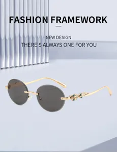 Detailansicht retro Metall Ovale Sonnenbrille mit edlem Schlangen Armband und grauen Gläsern.