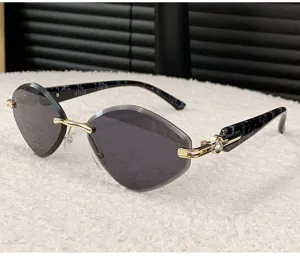 Hermosas gafas de sol sin montura corte diamante con lentes grises y varillas elegantes.