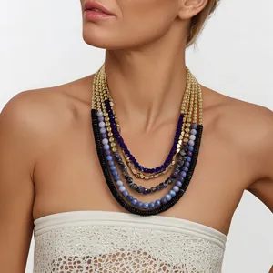 Vista dettagliata di una collana a strati stile vintage indossata da una modella