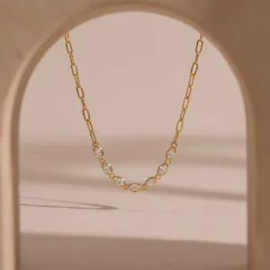 Detailopname van 18k vergulde roestvrijstalen ketting met marquise geslepen zirconia