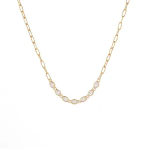 Gedetailleerde weergave van de 18k vergulde paperclip ketting met marquise kristal