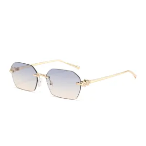 Chics lunettes de soleil sans monture dégradées pour femme, élégantes en métal pour l'été.
