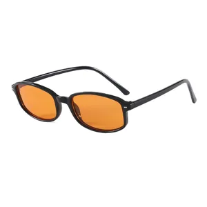Retro schmale rechteckige schwarze Sonnenbrille für Damen, stilvoller UV-Schutz für den Alltag.