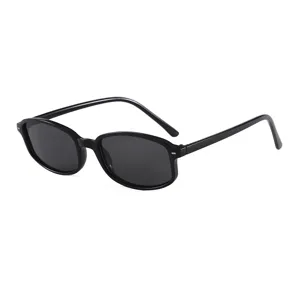 Vintage schmale eckige schwarze Sonnenbrille für Damen, perfekt für Alltag, Streetstyle und Sonnenschutz.