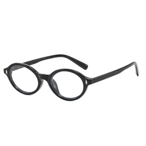 Occhiali da vista rotondi neri vintage anti luce blu per donna in stile nerd retro chic.
